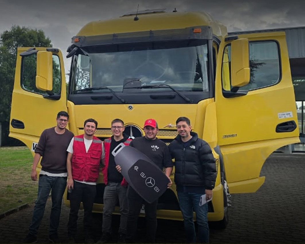 Equipo de Transportes Flores junto a un nuevo camión Mercedes-Benz