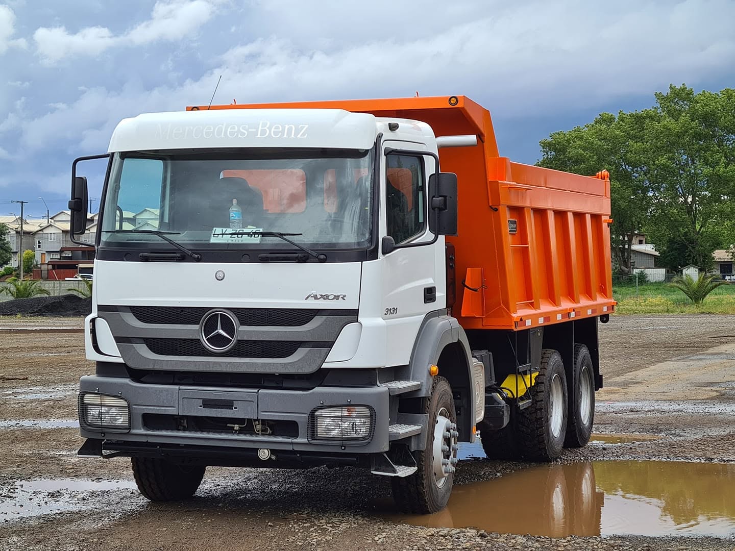 Camión tolva Mercedes Axor de Transportes Flores
