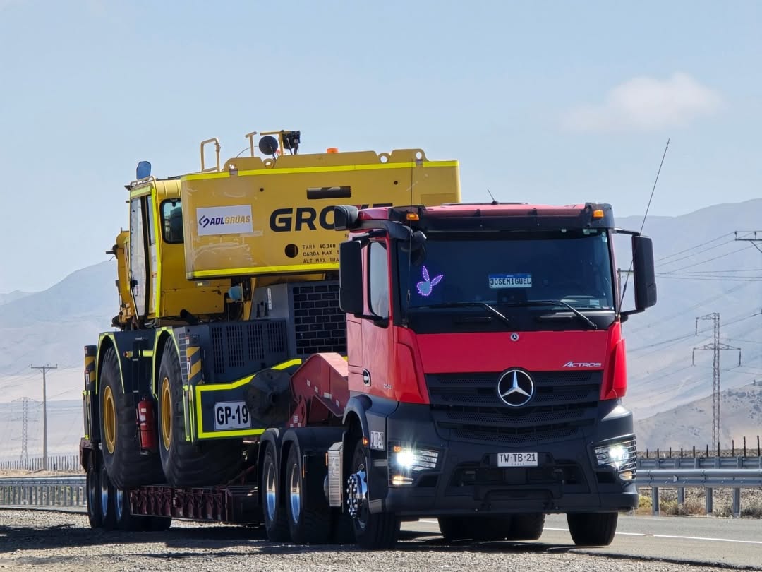 Camión con grúa Grove en cama baja de Transportes Flores