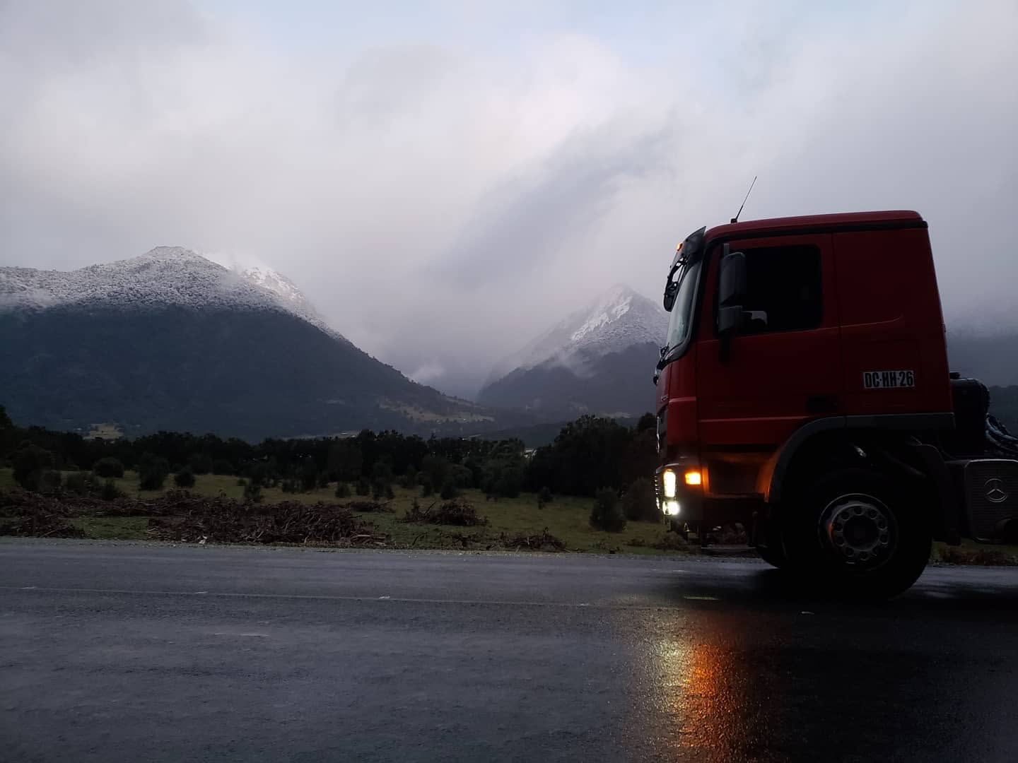 Camión de Transportes Flores en ruta hacia la faena
