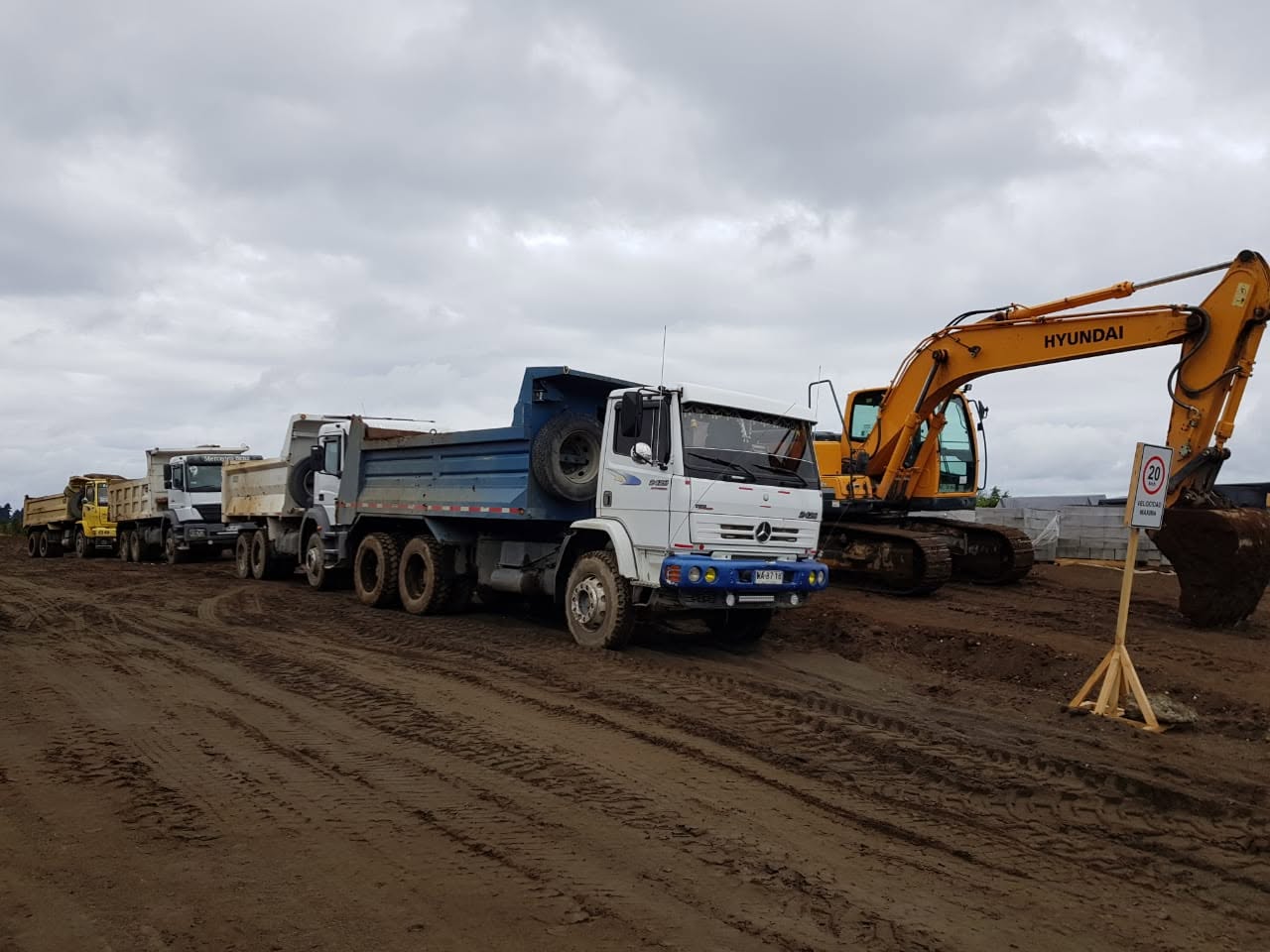 Camiones y excavadora de Transportes Flores en obra