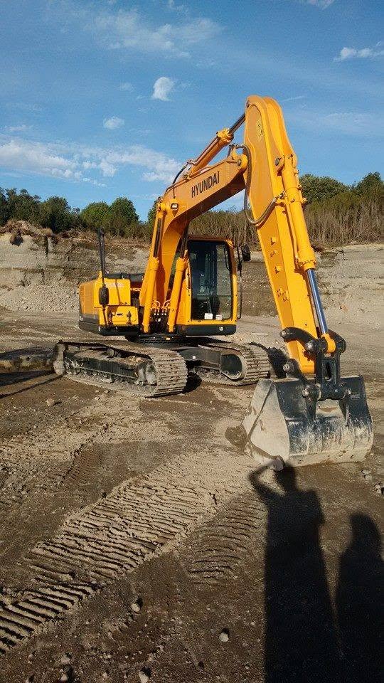 Excavadora cargando material de áridos