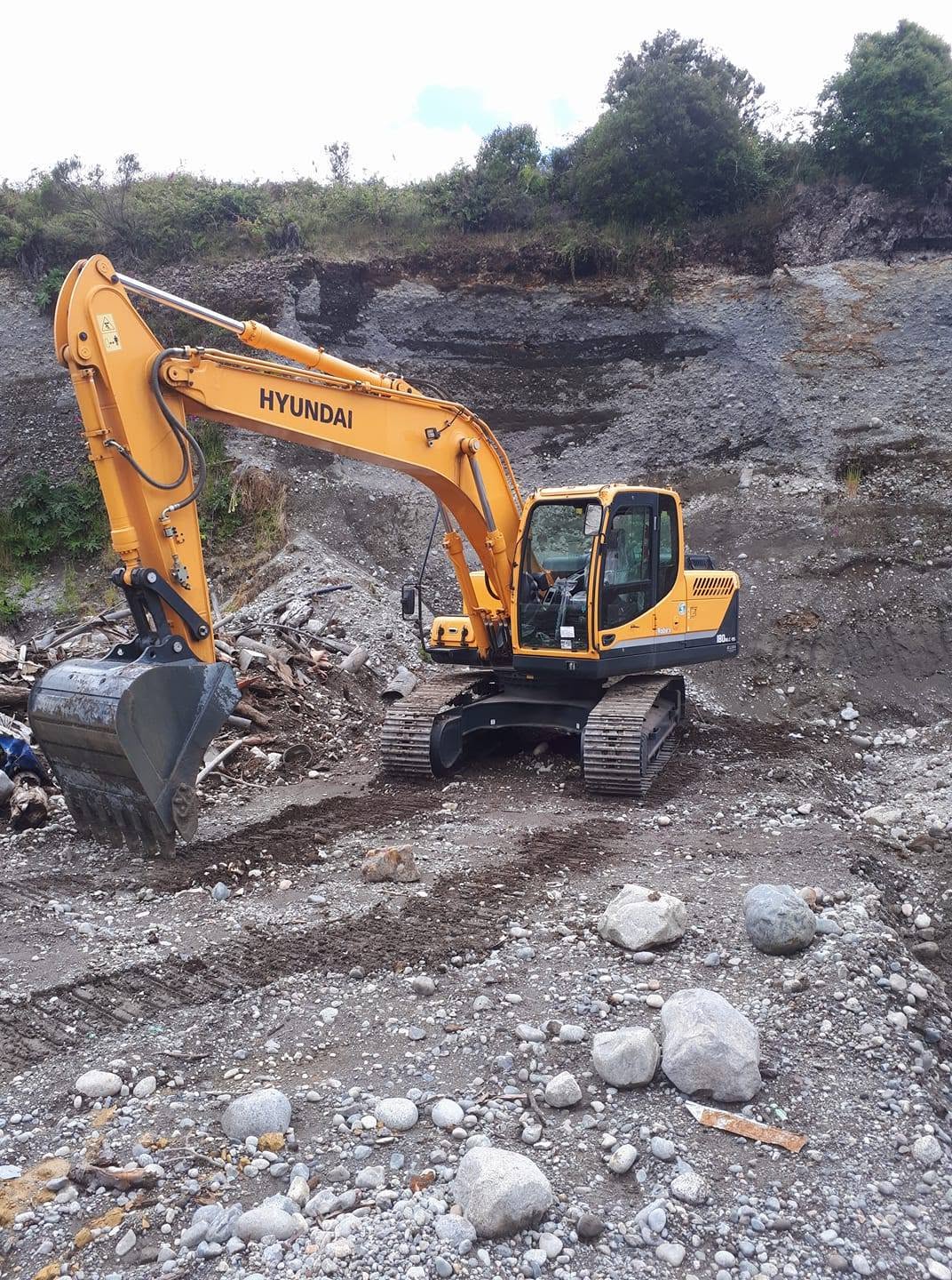 Excavadora de Transportes Flores trabajando en pozo de áridos