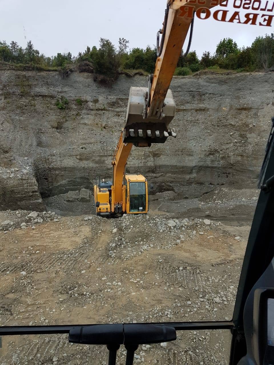 Excavadora cargando material de áridos