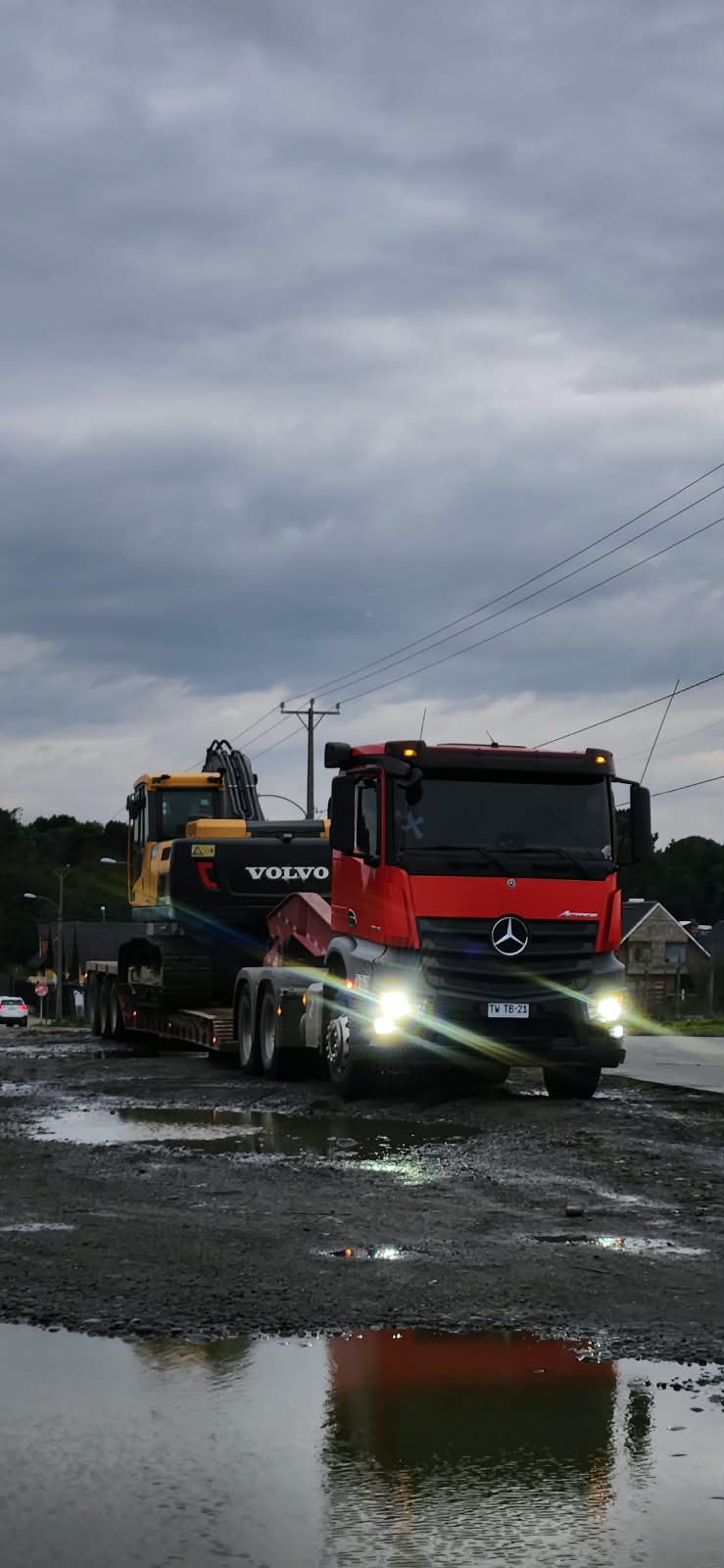 Traslado de excavadora Volvo en ruta hacia faena
