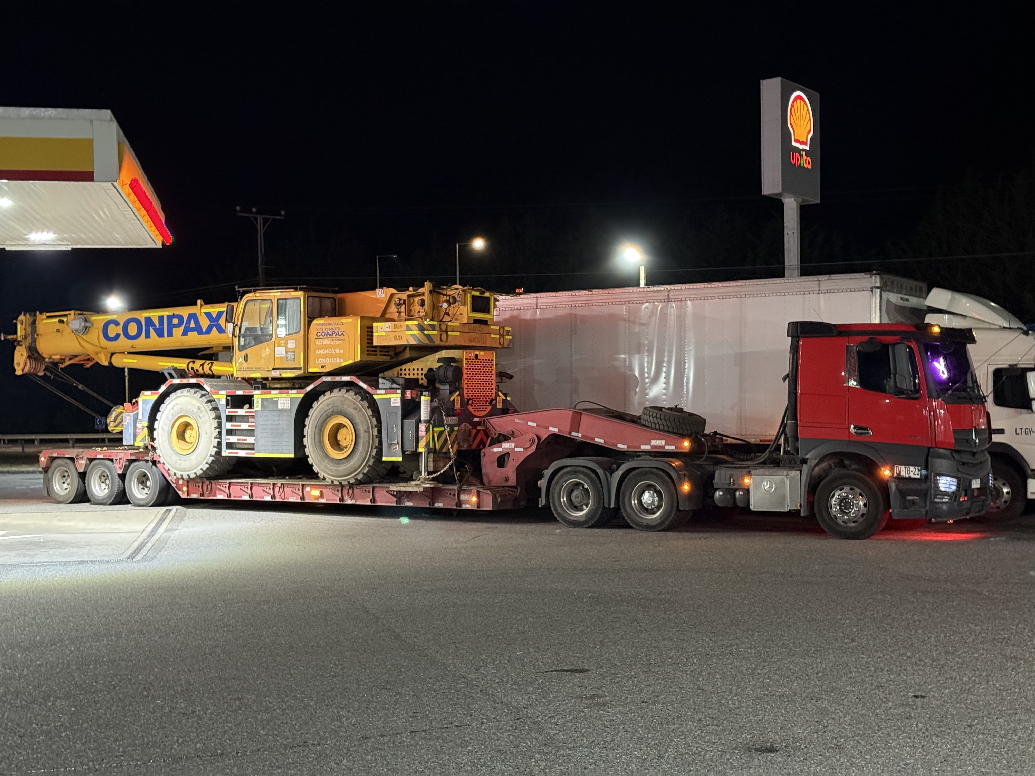 Camión cama baja de Transportes Flores en traslado nocturno de grúa