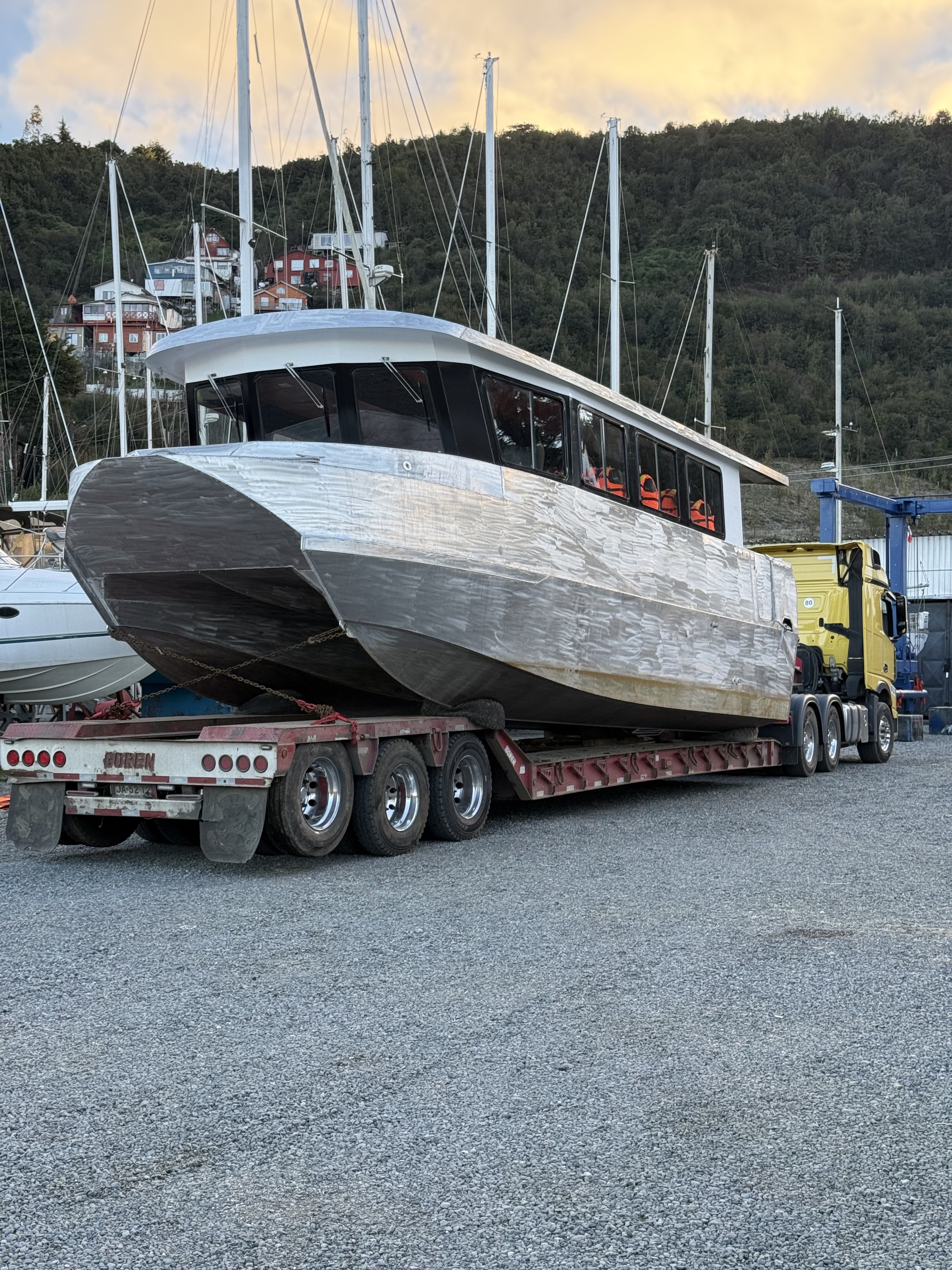 Camión cama baja de Transportes Flores trasladando una embarcación