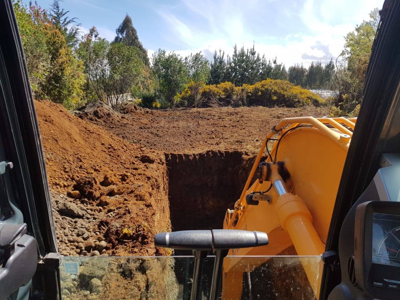 Excavadora abriendo una zanja en faena de Transportes Flores