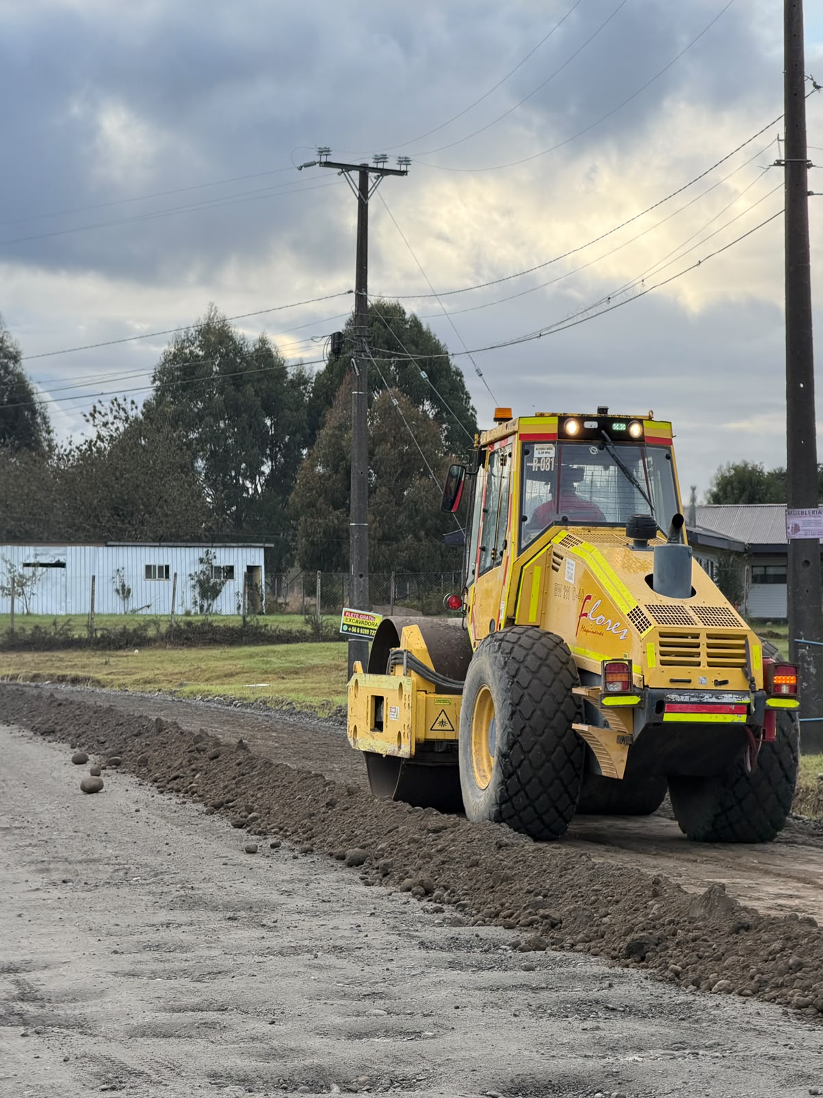 Rodillo compactador de Transportes Flores compactando un camino en Puerto Montt