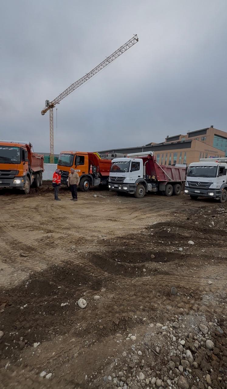Camiones de Transportes Flores en obra de construcción