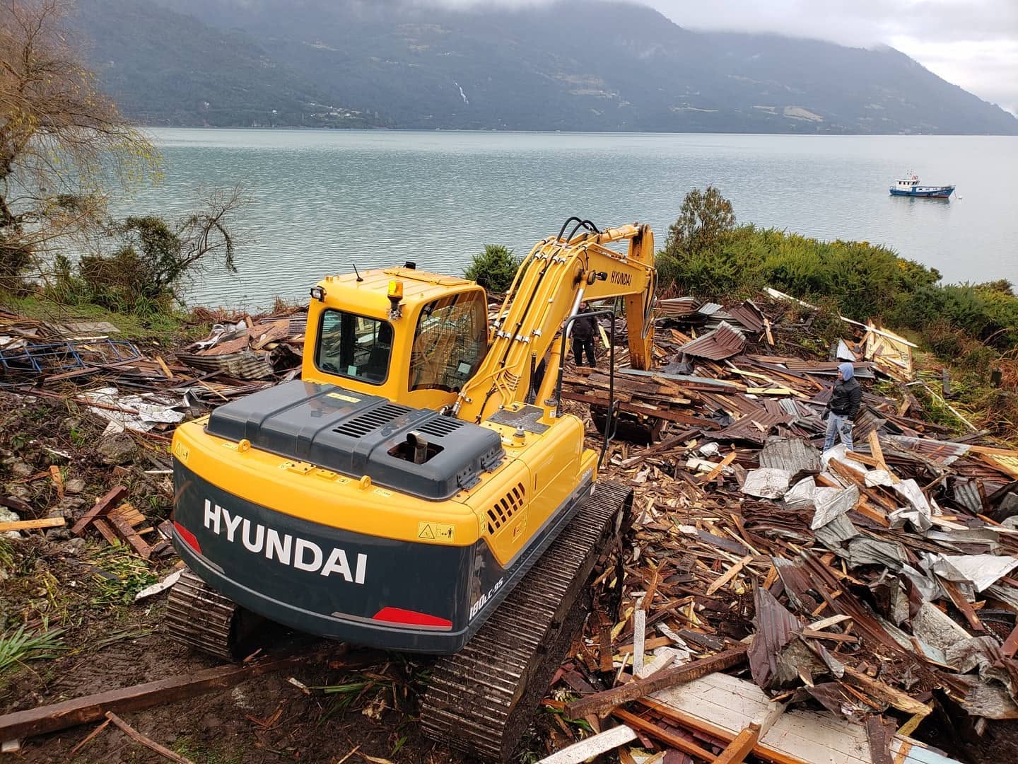 Limpieza de terreno con excavadora