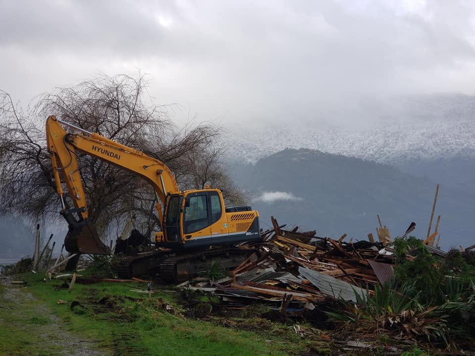 Excavadora en demolición y retiro de escombros