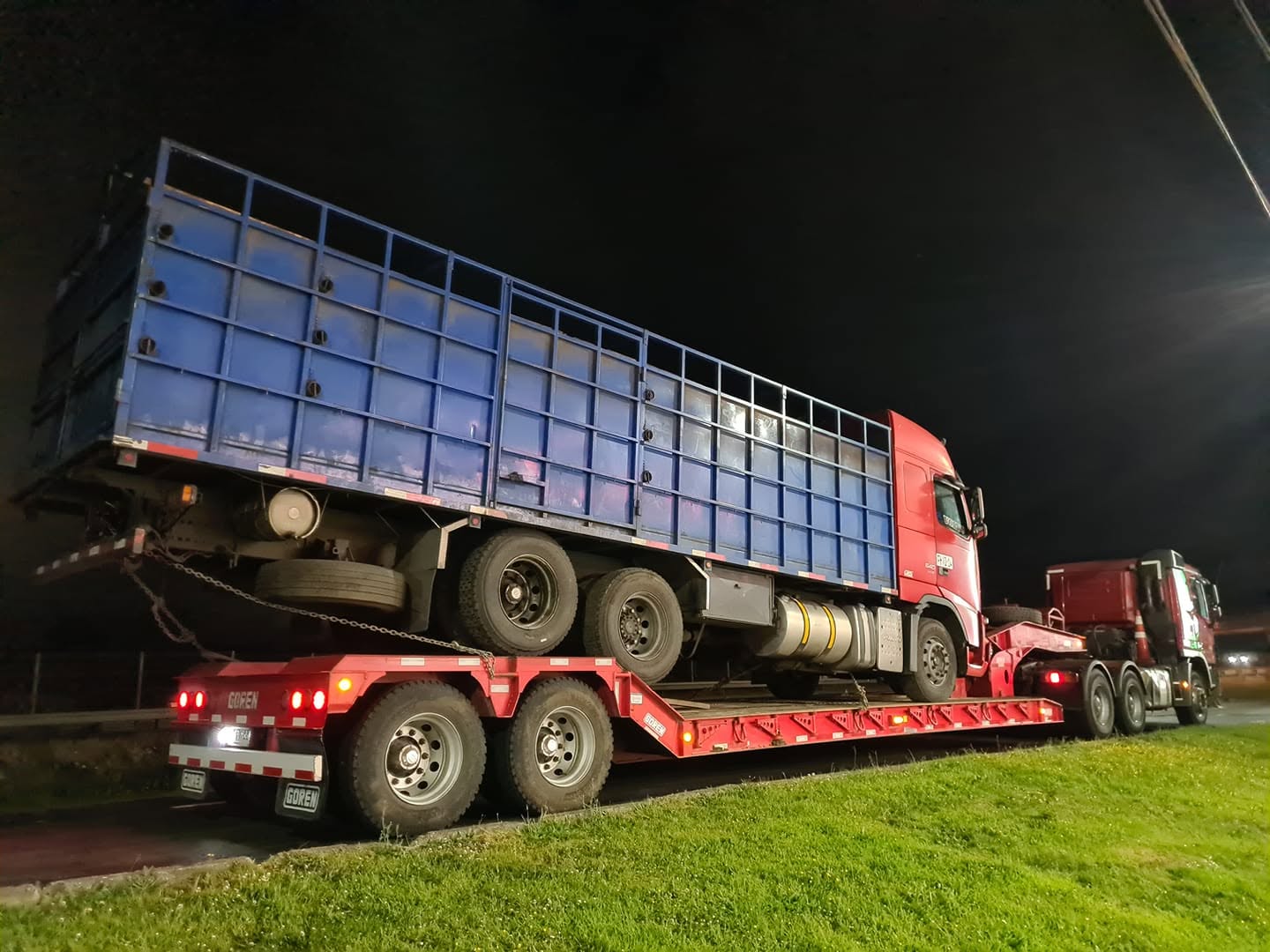 Rescate y traslado de camión durante la noche
