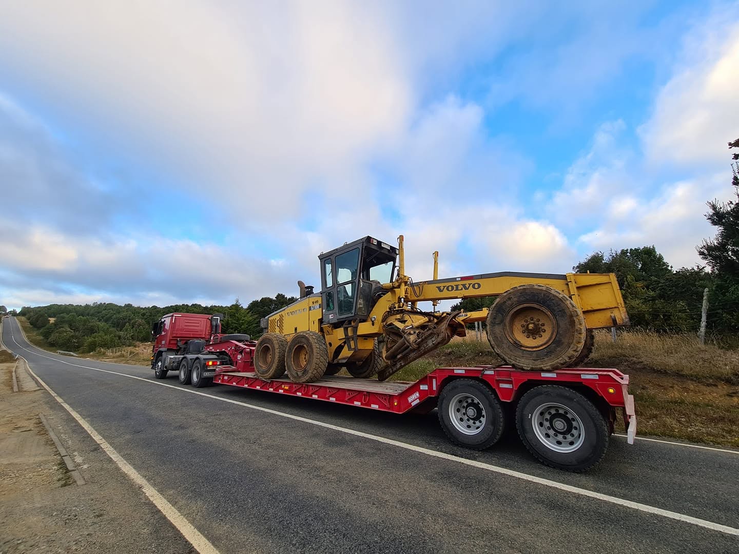 Traslado de motoniveladora Volvo en cama baja