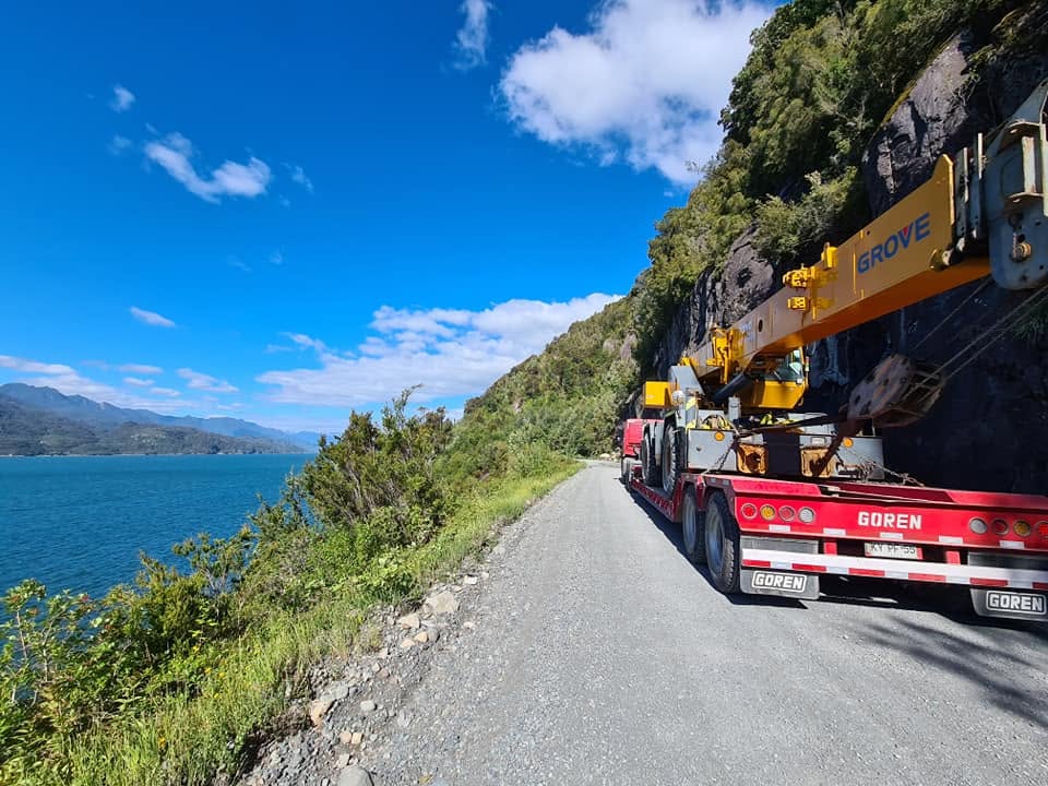 Traslado de maquinaria por la carretera austral