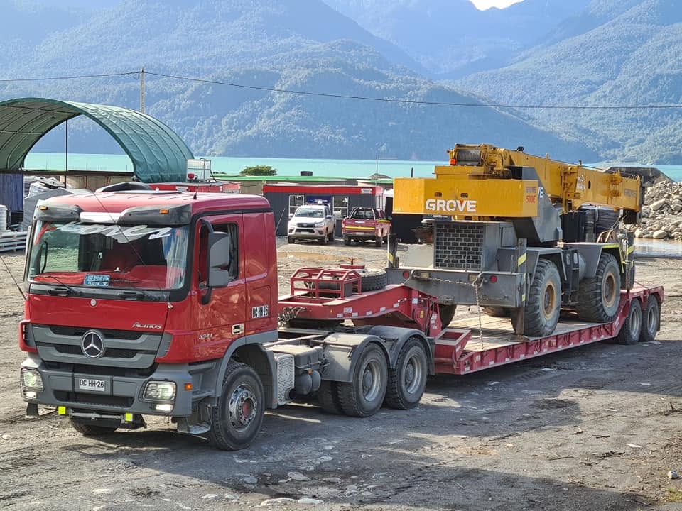 Camión cama baja Mercedes Actros de Transportes Flores trasladando una grúa Grove