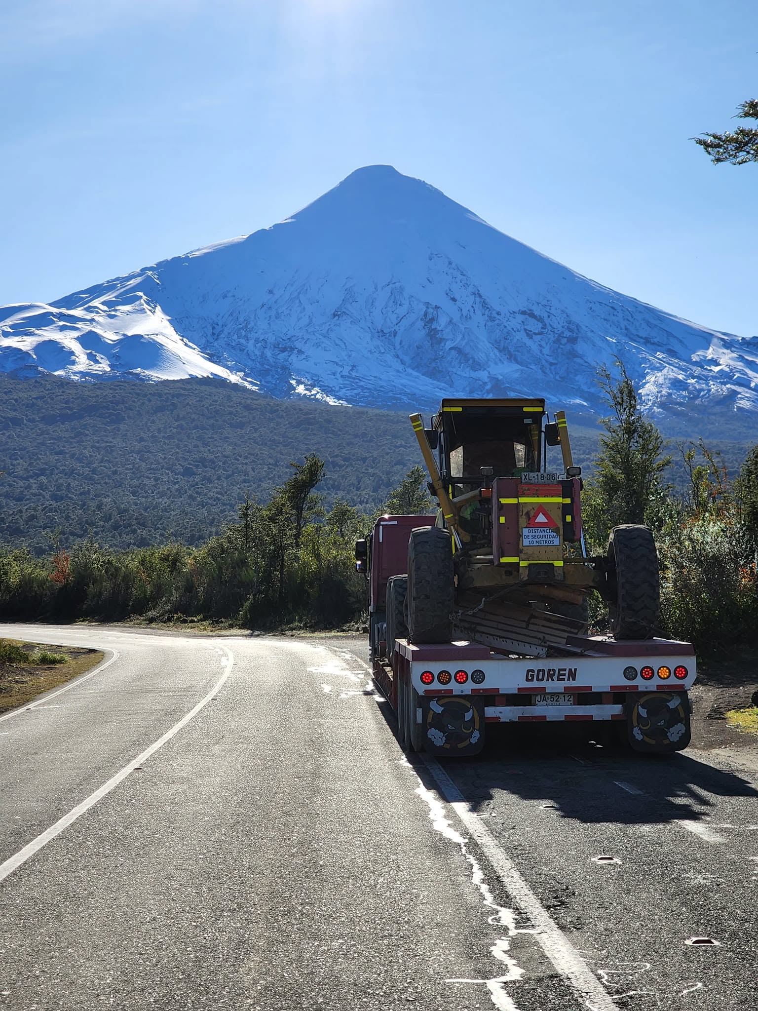 Traslado de maquinaria frente al volcán